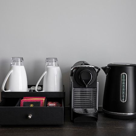 โอ๊ควูด พรีเมียร์ เมลเบิร์น Aparthotel ภายนอก รูปภาพ A Nespresso coffee machine in a hotel room