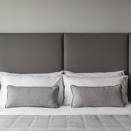 โอ๊ควูด พรีเมียร์ เมลเบิร์น Aparthotel ภายนอก รูปภาพ A bed with a headboard