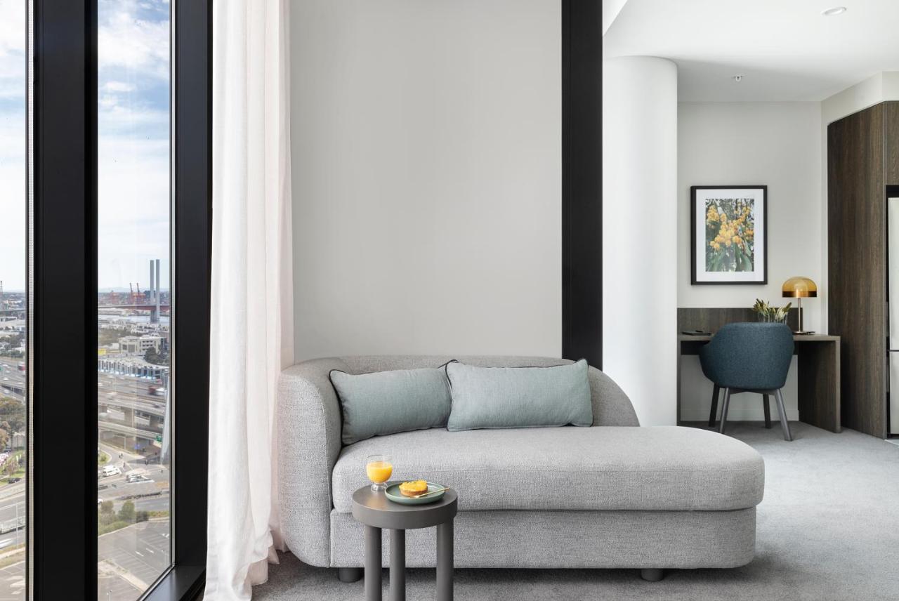 โอ๊ควูด พรีเมียร์ เมลเบิร์น Aparthotel ภายนอก รูปภาพ A living room at the West End