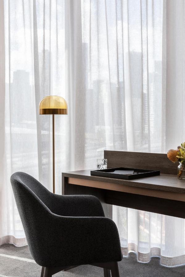 โอ๊ควูด พรีเมียร์ เมลเบิร์น Aparthotel ภายนอก รูปภาพ A floor lamp
