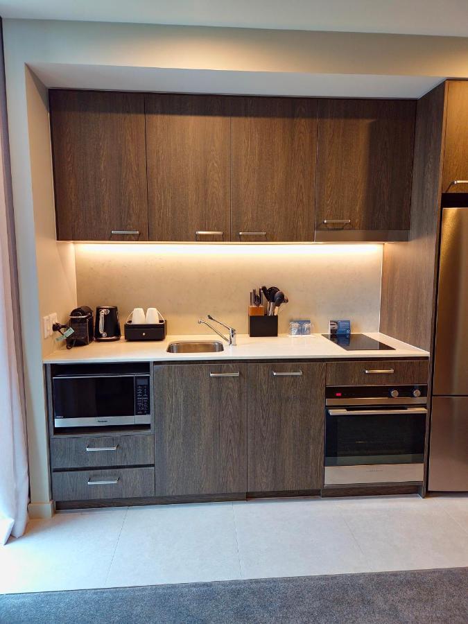 โอ๊ควูด พรีเมียร์ เมลเบิร์น Aparthotel ภายนอก รูปภาพ Kitchenette in a hotel room