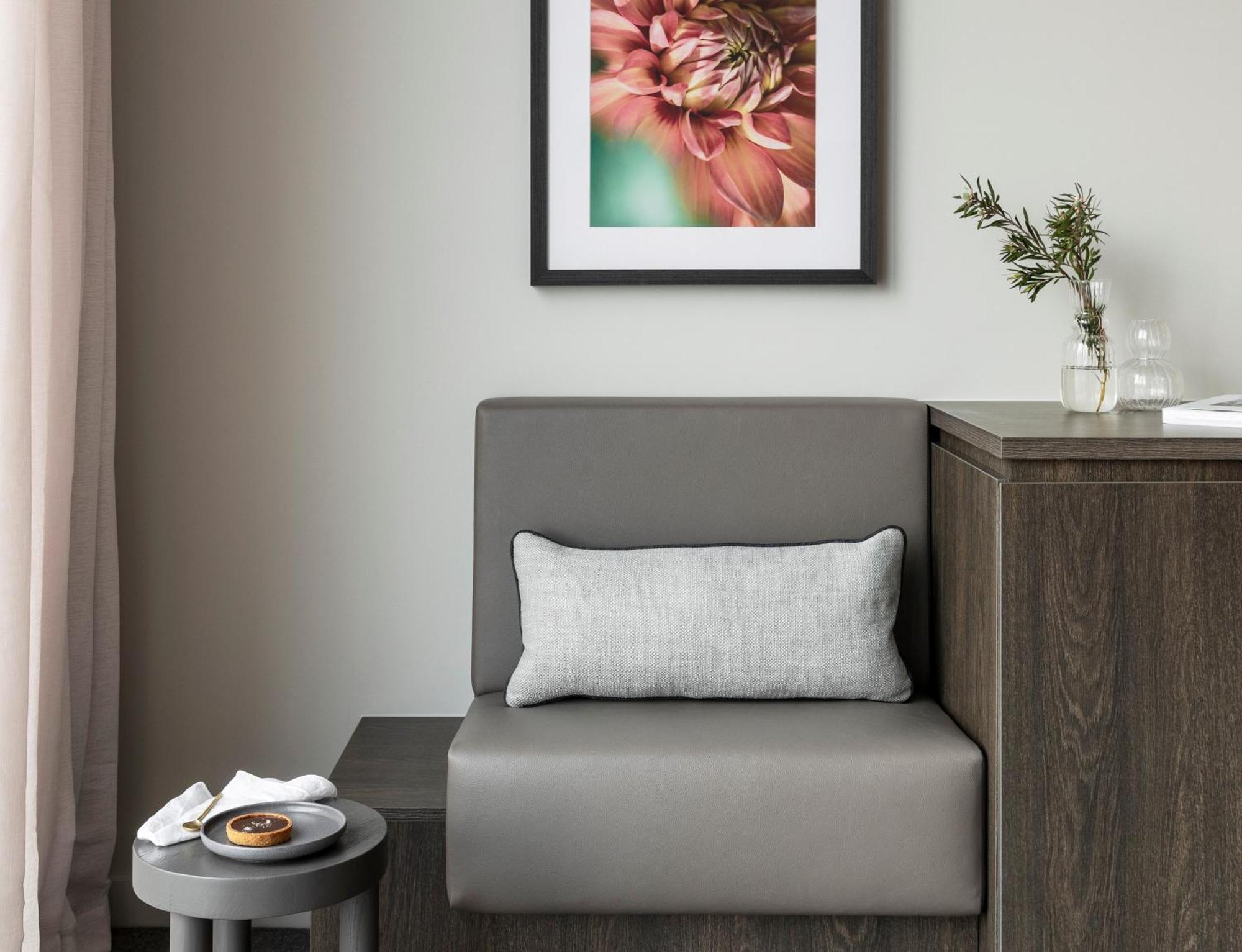 โอ๊ควูด พรีเมียร์ เมลเบิร์น Aparthotel ภายนอก รูปภาพ A chair in a hotel room