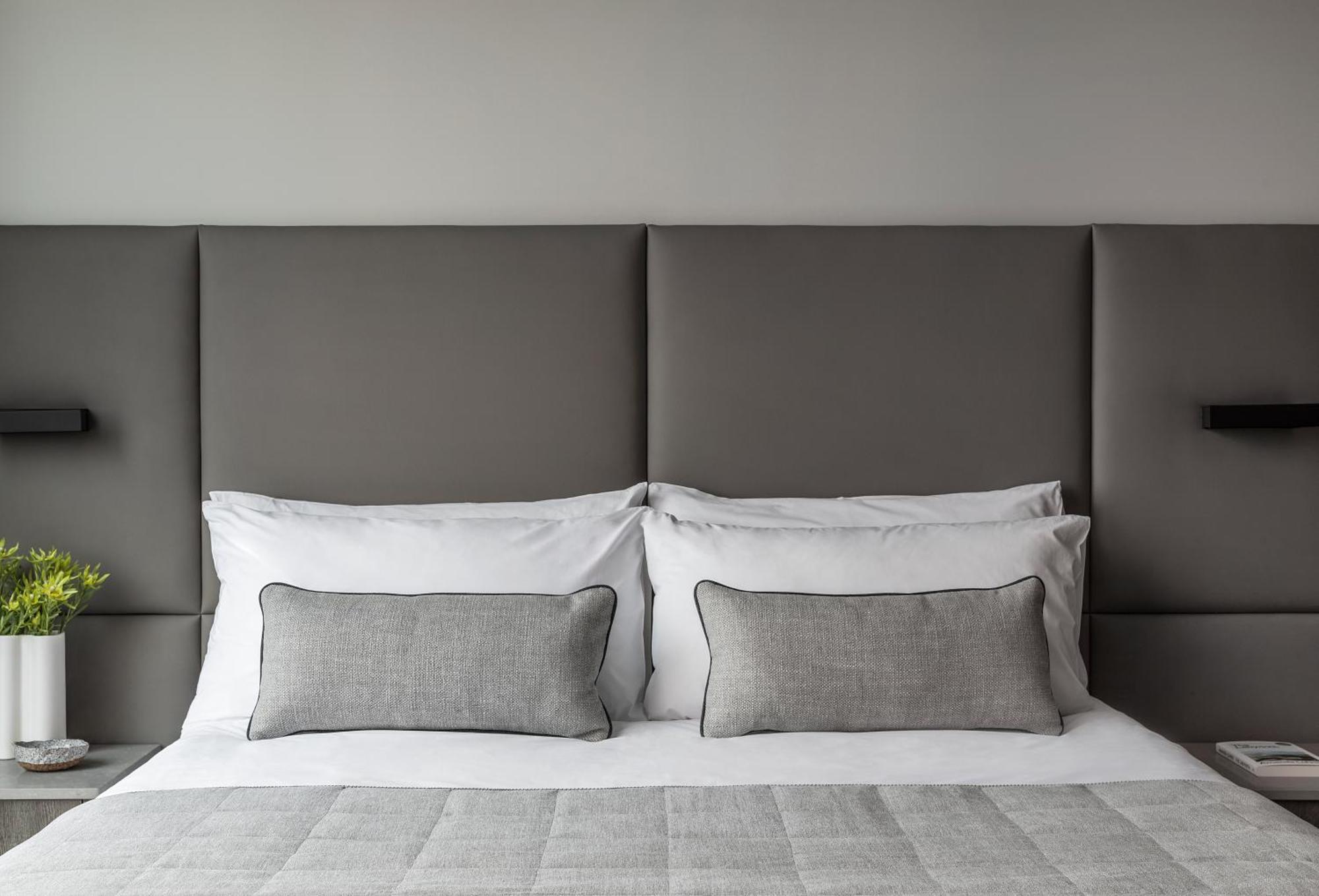 โอ๊ควูด พรีเมียร์ เมลเบิร์น Aparthotel ภายนอก รูปภาพ A bed with a headboard